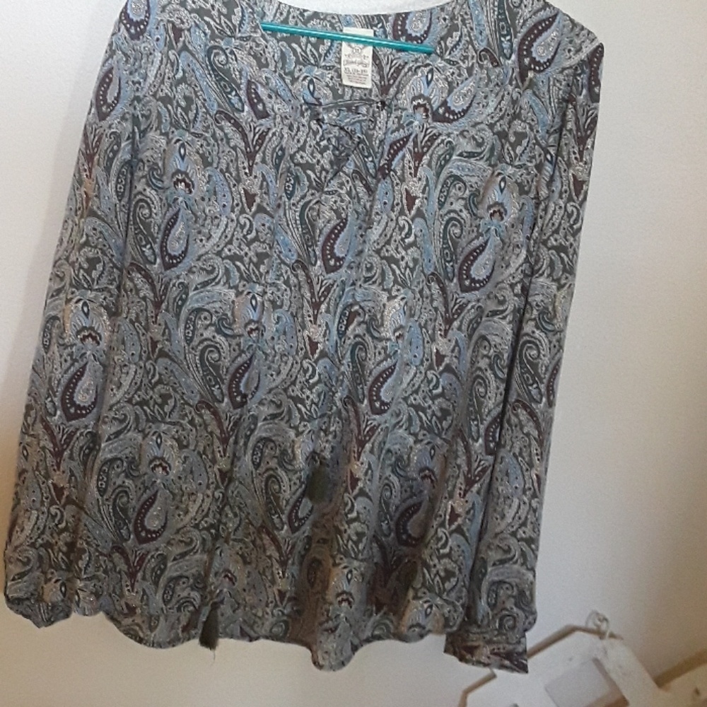 Thin blouse like new never worn.
